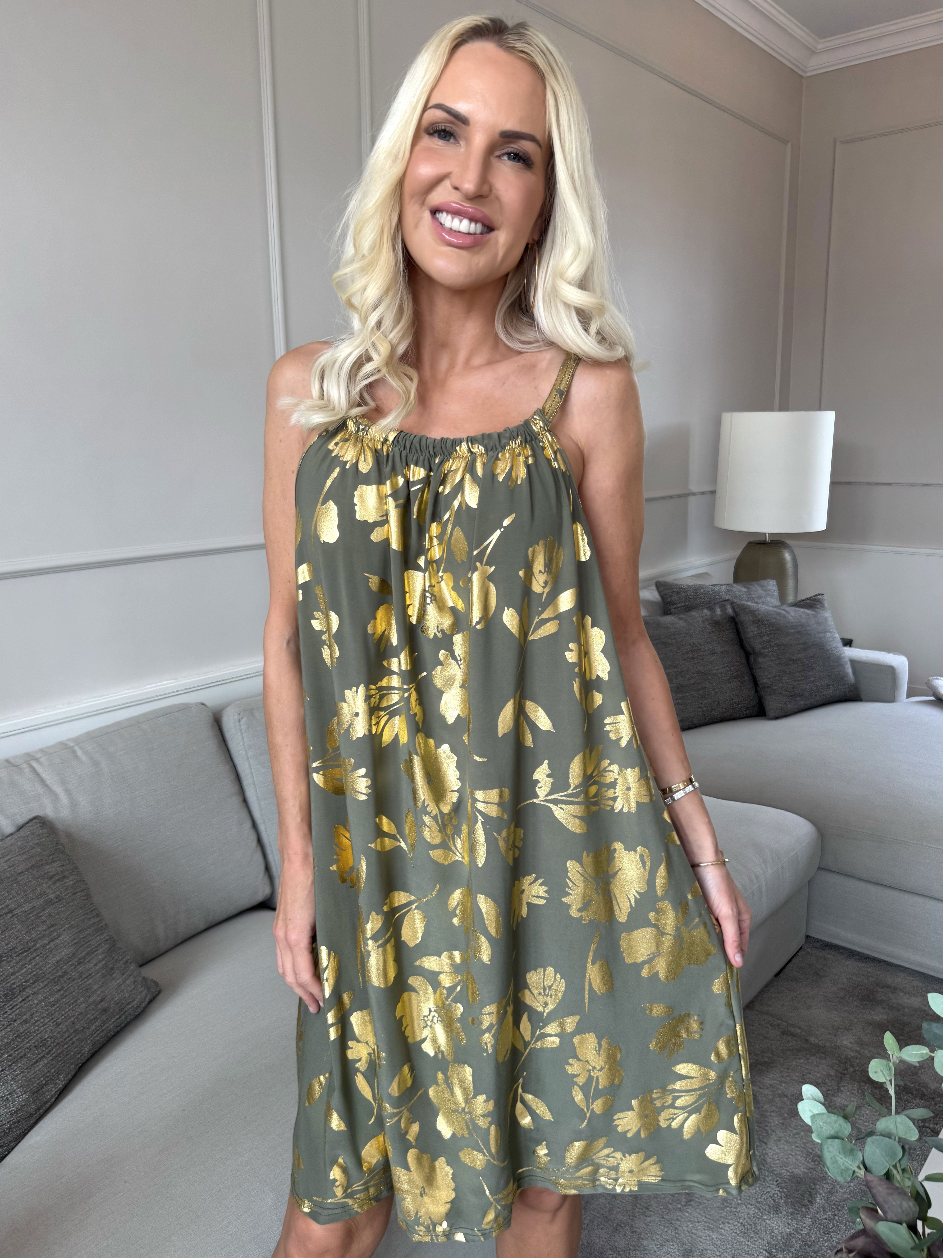 SunLove Gold Flower - Klänning med elastiskt band och stora blad i guld